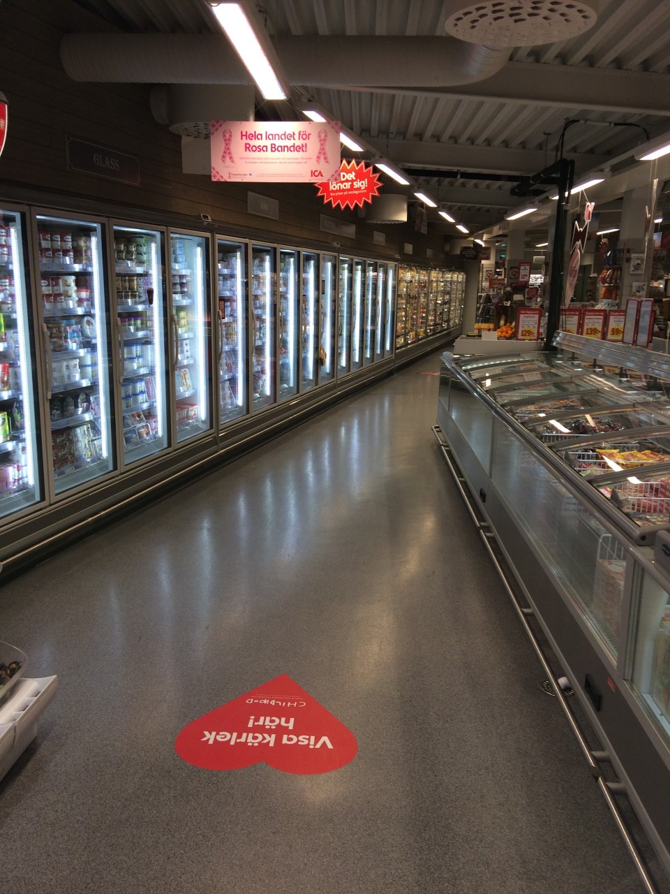 golv affär Ica butik med bild på frysdiskar samt kyl med betoning på golvet